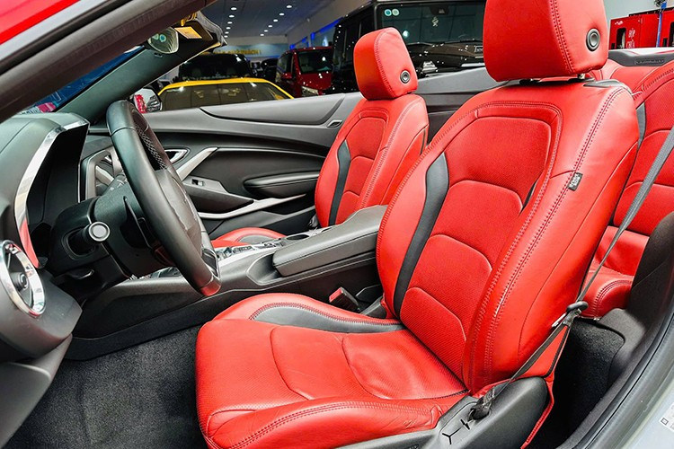 Về nguyên bản, chiếc xe Chevrolet Camaro RS Convertible này sở hữu ghế bọc nỉ. Thông thường, chỉ có những xe "bình dân" tại Việt Nam mới dùng ghế nỉ. Nhưng sau đó nó đã được chủ nhân làm mới lại với ghế da.