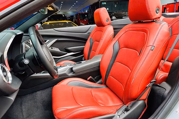 Về nguyên bản, chiếc xe Chevrolet Camaro RS Convertible này sở hữu ghế bọc nỉ. Thông thường, chỉ có những xe "bình dân" tại Việt Nam mới dùng ghế nỉ. Nhưng sau đó nó đã được chủ nhân làm mới lại với ghế da.