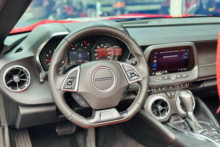 Điểm nhấn của Chevrolet Camaro RS Convertible so với các bản Coupe nằm ở việc, chiếc xe thể thao này sử dụng mui xếp mềm, mất khoảng thời gian hơn 15 giây để đóng hoặc mở mui. Phần mui sau khi được xếp gọn lại sẽ được cất ở ngay hàng ghế sau.