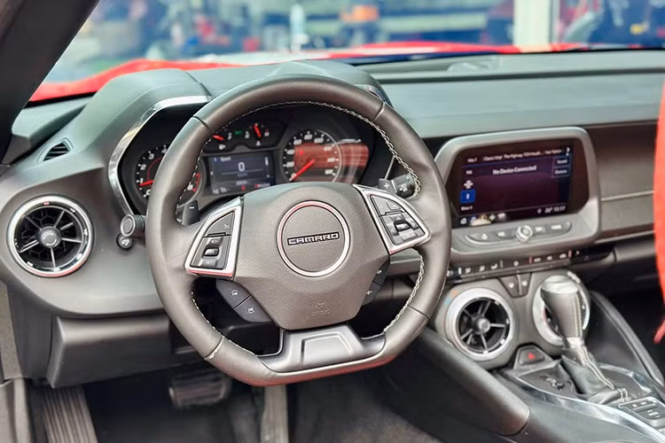 Điểm nhấn của Chevrolet Camaro RS Convertible so với các bản Coupe nằm ở việc, chiếc xe thể thao này sử dụng mui xếp mềm, mất khoảng thời gian hơn 15 giây để đóng hoặc mở mui. Phần mui sau khi được xếp gọn lại sẽ được cất ở ngay hàng ghế sau.