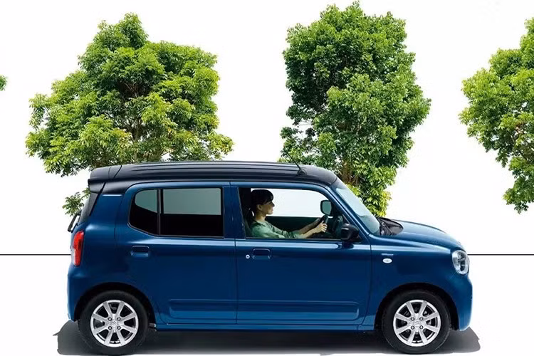 Theo đó, lưới tản nhiệt phía trước của Alto được cải tiến với viền mạ crôm có hình dạng mới, ôm lấy phần viền đen bao quanh radar sóng milimet. Radar mới này hoạt động cùng với camera đơn để kích hoạt hệ thống hệ thống phanh khẩn cấp tự động Dual Sensor Brake Support II cải tiến của Suzuki.