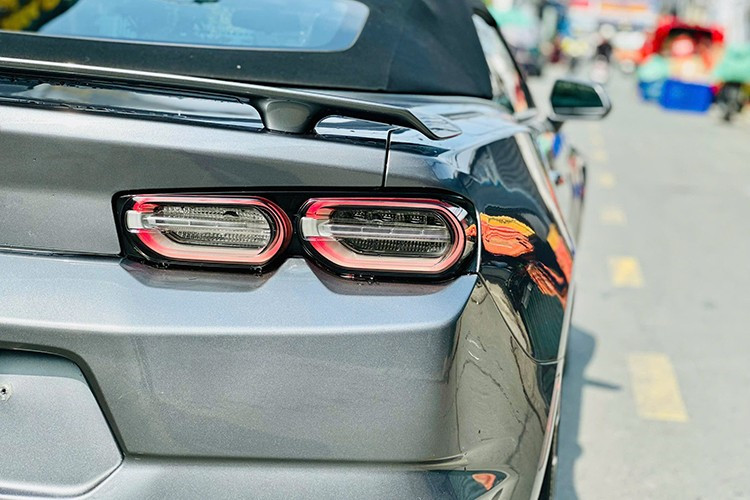 Nhìn ở bên ngoài của Chevrolet Camaro RS Convertible 2020 đã thấy ngay sự hầm hố với đèn pha Full LED thiết kế sắc sảo, lưới tản nhiệt và hốc gió cá tính hơn so với bản cũ. Phía đuôi xe có sự nâng cấp ở đèn hậu LED hình Oval mang đến cái nhìn mới lạ.