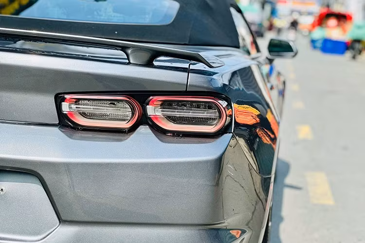 Nhìn ở bên ngoài của Chevrolet Camaro RS Convertible 2020 đã thấy ngay sự hầm hố với đèn pha Full LED thiết kế sắc sảo, lưới tản nhiệt và hốc gió cá tính hơn so với bản cũ. Phía đuôi xe có sự nâng cấp ở đèn hậu LED hình Oval mang đến cái nhìn mới lạ.