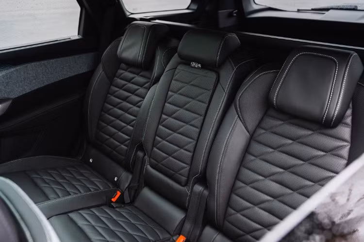 Bản cao cấp GT Premium sở hữu ghế trước bọc da Nappa chỉnh điện 10 hướng, tính năng massage và làm mát, cùng đèn pha Pixel LED thích ứng.