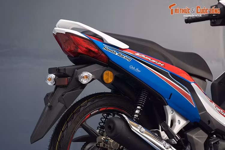 Trong khi đó, ở phía sau đuôi xe vuốt gọn nhưng cụm đèn pha thiết kế dạng "tai" nối tương tự một số dòng mô tô. Honda Dash 125 sở hữu các số đo dài, rộng, cao tương ứng 1.894 x 707 x 1.108 (mm), chiều dài cơ sở 1.237 mm, chiều cao yên 767 mm và khoảng sáng gầm 142 mm.