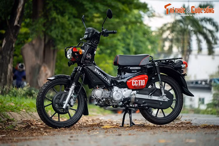 Mới đây, mẫu xe máy số Honda CC110 Kumamon 2025 bản "gấu đen" do nhà phân phối tư nhân Cub House – Cub Shop tại TP.HCM nhập khẩu 100% từ Nhật Bản đã xuất hiện tại Việt Nam. Đây là phiên bản đặc biệt có số lượng giới hạn tại Nhật và đưa về Việt Nam khá ít ỏi.