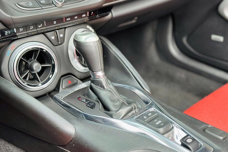 Chevrolet Camaro RS mui trần đang được rao bán 2,29 tỷ đồng được trang bị động cơ 4 xi-lanh, tăng áp, dung tích 2.0 lít, sản sinh công suất tối đa 275 mã lực và mô-men xoắn cực đại 400 Nm.