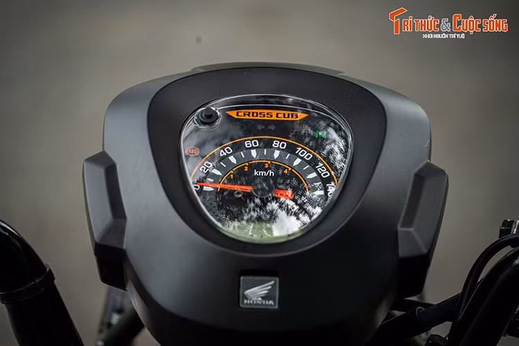 Xe sử dụng tone màu đen nhám là chủ đạo cho toàn bộ hệ thống khung xe, dàn nhựa và cả vành xe cũng như các chi tiết đồng hồ, gương chiếu hậu.