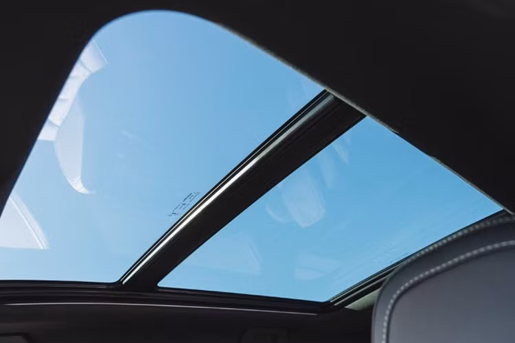 Tính thực dụng trên 5008 vẫn được Peugeot duy trì. Xe sở hữu hàng ghế thứ hai có thể trượt, gập theo tỷ lệ 60:40 và tựa lưng điều chỉnh riêng biệt, giúp tăng tính linh hoạt trong sử dụng hàng ngày.