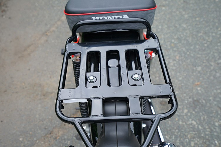 Honda Cross Cub CC110 Kumamon Edition 2025 mới về Việt Nam sở hữu trọng lượng 107kg, phần đầu xe được trang bị đèn pha LED tròn lớn được đặt phía trên chắn bùn trước và được bảo vệ trong khung chắc chắn.