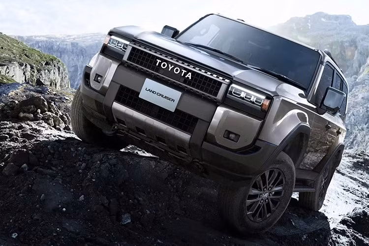 Mô-tơ - máy phát điện của Land Cruiser Hybrid 48V hoạt động với bộ căng đai hai nhánh được thiết kế riêng cho xe dùng động cơ diesel để đáp ứng nhu cầu vận hành trên đường xấu. Bên cạnh việc cung cấp độ căng đai cần thiết, mô-tơ điện còn hỗ trợ khởi động lại động cơ và cải thiện phản hồi tăng tốc. Độ ồn và độ rung cũng được tối ưu để ngang bằng với các mẫu xe dùng động cơ xăng.