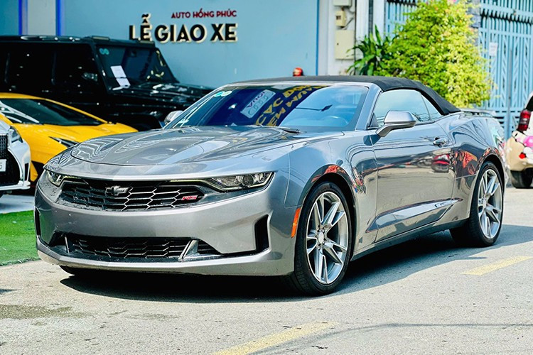 Một chiếc xe Chevrolet Camaro RS Convertible mui trần mới được giao dịch trên thị trường chuyển nhượng các mẫu xe đã qua sử dụng, theo người bán, xe sản xuất 2020, chạy hơn 32.000 km, và đang được chào bán với mức giá 2,29 tỷ đồng.