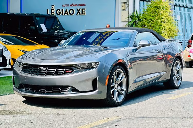 Một chiếc xe Chevrolet Camaro RS Convertible mui trần mới được giao dịch trên thị trường chuyển nhượng các mẫu xe đã qua sử dụng, theo người bán, xe sản xuất 2020, chạy hơn 32.000 km, và đang được chào bán với mức giá 2,29 tỷ đồng.