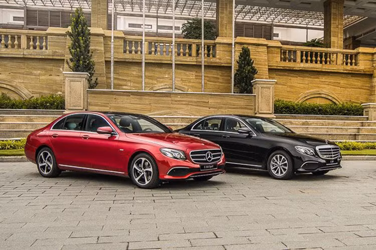 Riêng hai bản thấp hơn là E180 và E200 Exclusive VIN 2023 có mức giảm dao động trên dưới 300 triệu đồng tùy đại lý, đưa giá thực tế xuống còn 1,8-2 tỷ đồng. Theo đánh giá từ những người có nhiều kinh nghiệm mua bán ôtô, việc nhiều mẫu xe ô tô giảm giá sâu, đặc biệt là đối với xe tồn kho, mang lại nhiều lợi ích cho khách mua xe ở thời điểm hiện tại.