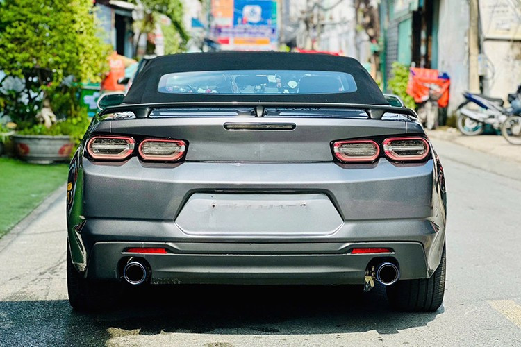 Động cơ này kết hợp cùng hộp số tự động 10 cấp mới, nhờ đó, giúp mẫu xe thể thao Chevrolet Camaro RS Convertible có khả năng tăng tốc từ vị trí xuất phát lên 100 km/h trong thời gian 5,6 giây.