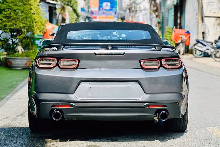 Động cơ này kết hợp cùng hộp số tự động 10 cấp mới, nhờ đó, giúp mẫu xe thể thao Chevrolet Camaro RS Convertible có khả năng tăng tốc từ vị trí xuất phát lên 100 km/h trong thời gian 5,6 giây.