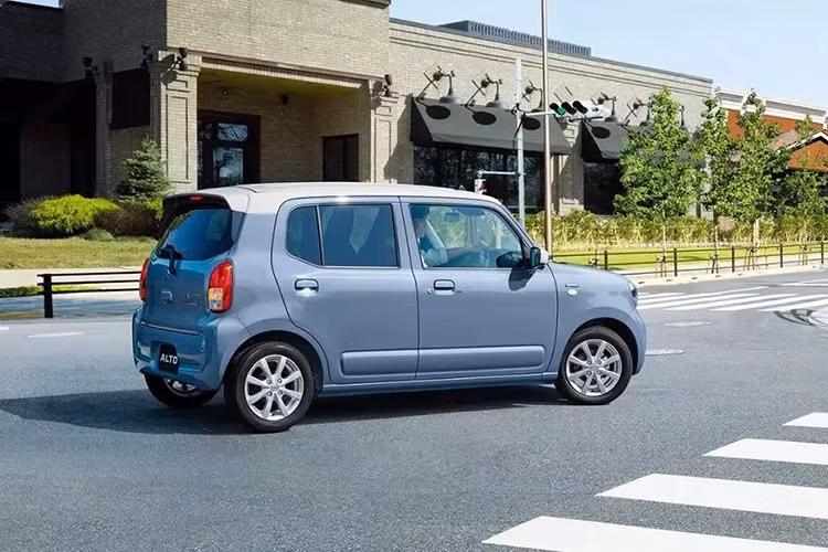 Động cơ xăng của phiên bản mild hybrid cho công suất tối đa 48 mã lực tại tua máy 6.500 vòng/phút và mô-men xoắn cực đại 58 Nm tại tua máy 5.000 vòng/phút. Động cơ cũng đi kèm hộp số CVT và hệ dẫn động cầu trước hoặc 4 bánh.