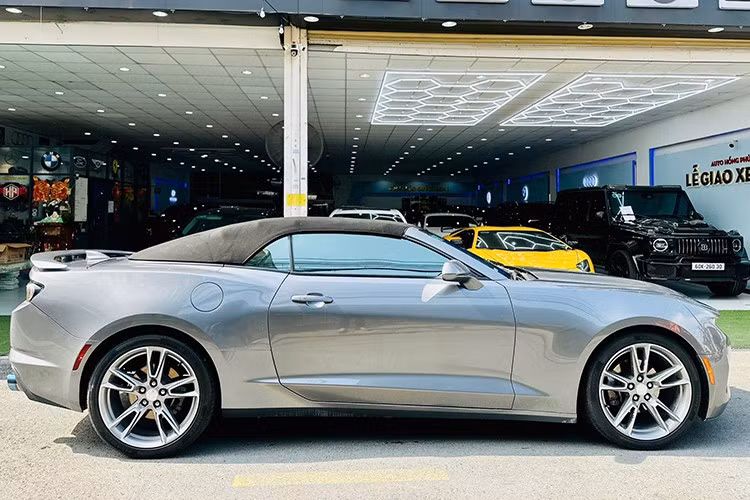 Là 1 trong số rất ít các xe Chevrolet Camaro RS Convertible hàng hiếm được nhập về Việt Nam, nên chiếc xe thể thao mui trần này nhận được sự quan tâm rất lớn của các tay chơi xe. Tuy nhiên, mức giá trên được cho vẫn còn cao so với giá trị của xe cũng như đời.