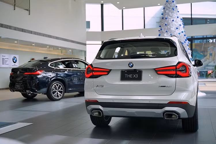 Ngoài BMW X3, THACO Auto còn áp dụng ưu đãi hấp dẫn cho loạt xe BMW 520i thế hệ cũ (giá bán từ 1,9 tỷ đồng - giảm 150 triệu đồng), BMW 3 Series (giá 1,5-2 tỷ đồng) bán kèm chính sách hỗ trợ 50% lệ phí trước bạ, tương đương hơn 100 triệu đồng. BMW X5 (giá khởi điểm 3,9 tỷ đồng) cũng có mức giảm tương đương 200 triệu đồng.