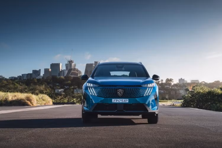 Peugeot 5008 2025 được phát triển trên nền tảng STLA Medium hiện đại – kiến trúc dùng chung với các mẫu như Peugeot 3008, Opel Grandland và Citroën C5 Aircross. Đây là nền tảng thân thiện với điện khí hóa, chuẩn bị cho chiến lược phát triển xe điện toàn cầu của tập đoàn Stellantis.