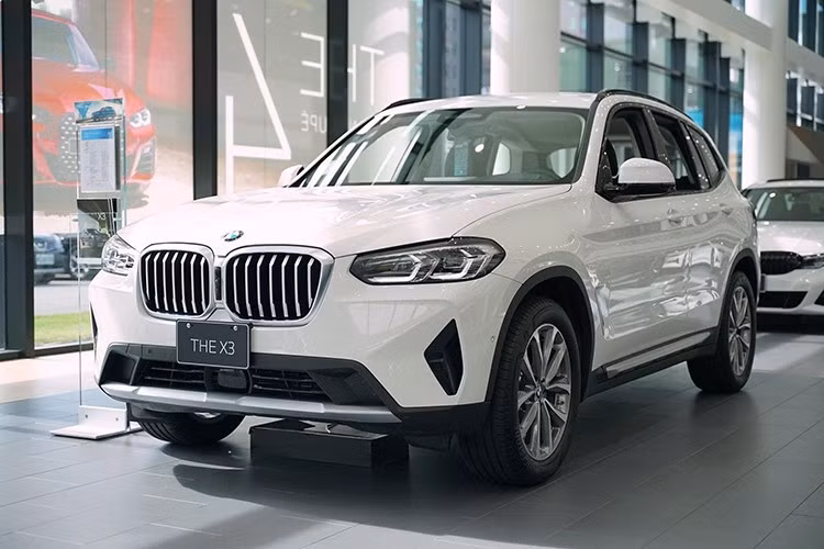 BMW X3 phiên bản mới ra mắt đầu tháng 6. Đại lý và hãng xe vẫn cật lực xả kho phiên bản cũ. Những chiếc BMW X3 bản cũ đang được chào bán với mức giảm 200 triệu đồng. Giá xe BMW X3 sau giảm chỉ còn 1,65-2,43 tỷ đồng tuỳ phiên bản. Số lượng có hạn.