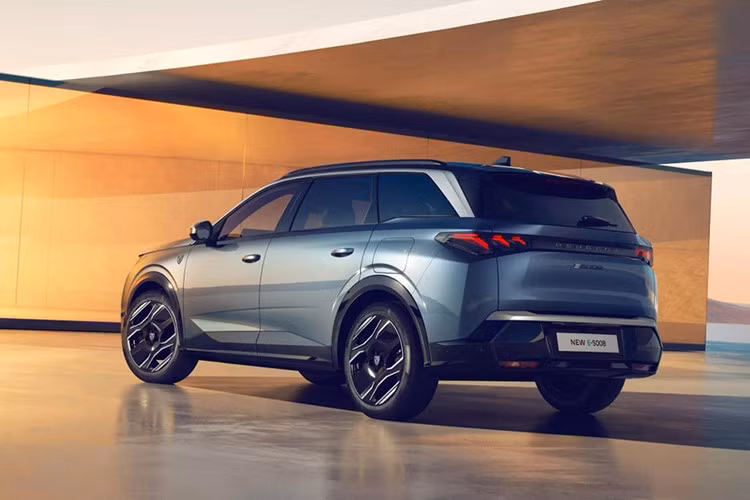 Tại Úc, Peugeot 5008 2025 chỉ được phân phối dưới dạng hybrid nhẹ (MHEV). Xe được trang bị động cơ xăng 1.2L tăng áp ba xi-lanh kết hợp mô-tơ điện tích hợp trong hộp số e-DCS6 (hộp số ly hợp kép sáu cấp điện hóa),\.