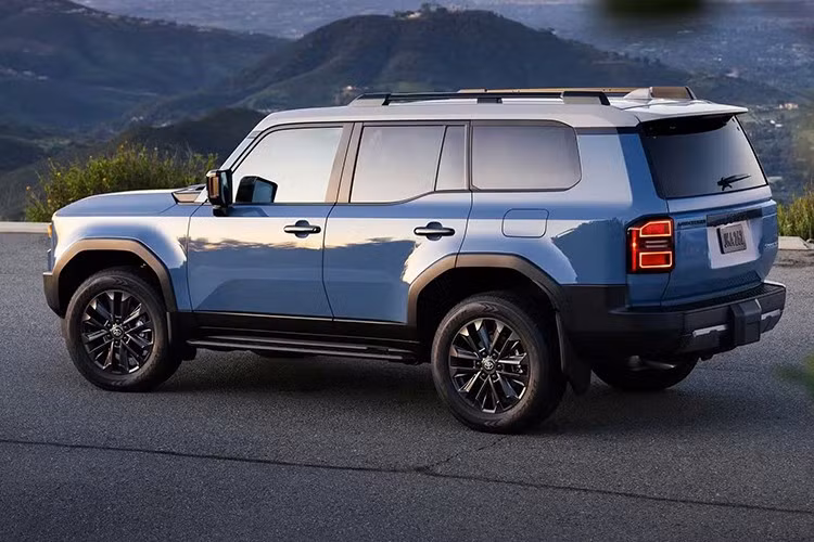 Sau gần 2 năm, phiên bản mild hybrid này mới chính thức ra mắt thị trường châu Âu với tên gọi Toyota Land Cruiser Hybrid 48V 2025 mới. Hệ truyền động mild hybrid của xe cũng chính là loại đang được dùng cho người anh em Toyota Hilux Hybrid 48V.