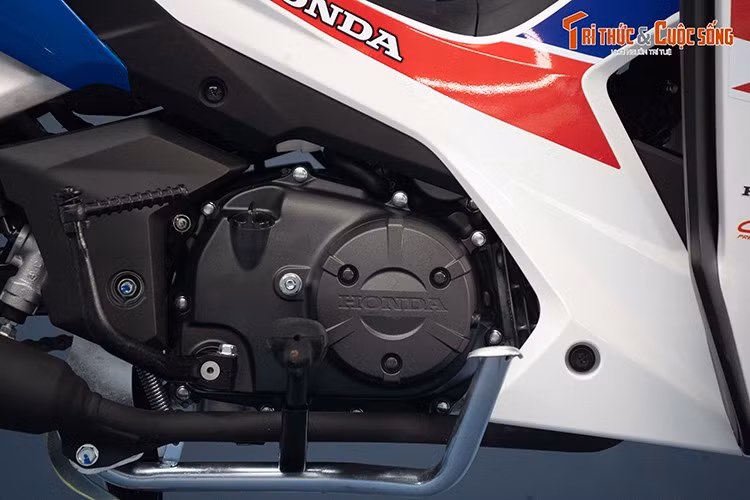 Điểm nổi bật đầu tiên của Honda Dash 125 HRC là khối động cơ mạnh mẽ và bền bỉ. Xe được trang bị động cơ xi-lanh đơn, dung tích 124.9cc, làm mát bằng không khí, với hai van. Khối động cơ này cho công suất tối đa 9,85 mã lực tại 8.000 vòng/phút và mô-men xoắn cực đại 9,54 Nm tại 6.500 vòng/phút.