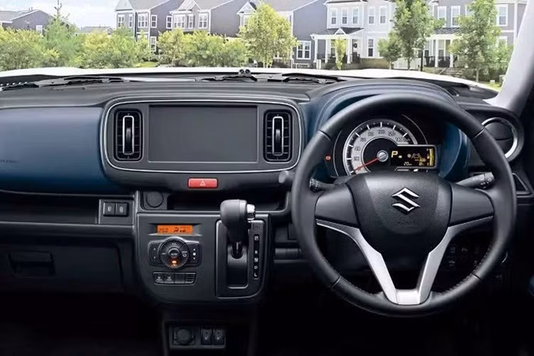 Nội thất của Alto mới vẫn giữ bố cục 4 chỗ ngồi như trước, nhưng được nâng cấp với màn hình thông tin giải trí 7 inch tùy chọn, hỗ trợ kết nối thông minh Suzuki Connect.
