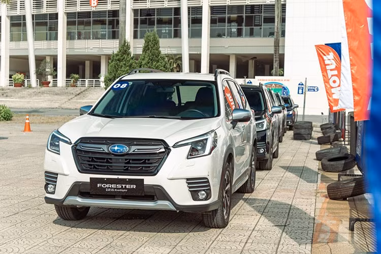 Mức giá xe Forester 2.0i-L (VIN 2024) bán lẻ 969 triệu đồng, giảm còn 799 triệu đồng. Forester 2.0i-L EyeSight (VIN 2024) giá bán lẻ 1,099 tỷ đồng giảm còn 899 triệu đồng. Forester 2.5 i-S EyeSight (VIN 2024) giá bán lẻ 1,199 tỷ đồng giảm còn 969 triệu đồng.