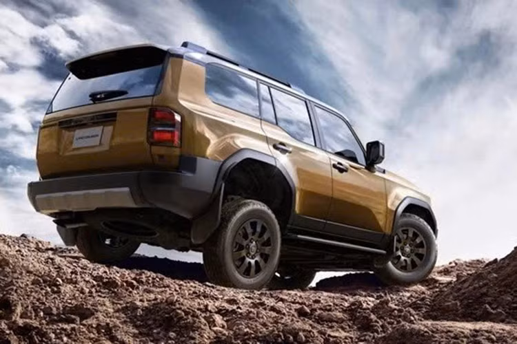 Bên trong xe là không gian nội thất 5 chỗ hoặc 7 chỗ ngồi với hàng ghế sau và khoang hành lý rộng rãi. Xe đi kèm vô lăng 3 chấu khỏe khoắn, cần số to bản và cửa gió điều hòa trung tâm nổi bật. Tại thị trường châu Âu, xe có những trang bị tiêu chuẩn như vành hợp kim 18 inch, đèn pha LED, bảng đồng hồ kỹ thuật số 12,3 inch và sạc điện thoại không dây.