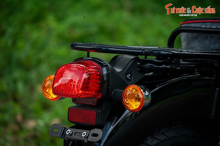 Cùng với đèn xi nhan, đèn chiếu hậu và gương chiếu hậu đều sử dụng hình tròn mang hơi hướng cổ điển. Xe được trang bị cụm đồng hồ kỹ thuật số kết hợp với analog giúp người lái nắm rõ các thông số cơ bản trên xe.