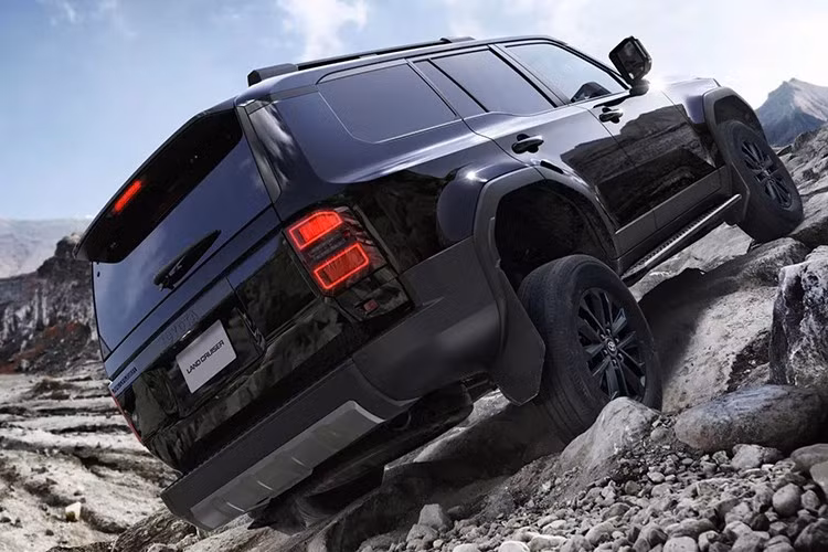 Mô-tơ - máy phát điện được tích hợp trong động cơ còn giúp xe khởi động và tắt máy nhanh, êm hơn, với hai chế độ Normal và Long. Trong đó, chế độ Long kéo dài thời gian ngắt động cơ khi điều hòa vẫn đang hoạt động. Toyota cũng lưu ý rằng khi xe đang dừng trên dốc, có thể xảy ra độ trễ nhẹ giữa lúc động cơ khởi động lại và khi xe tạo ra lực kéo.