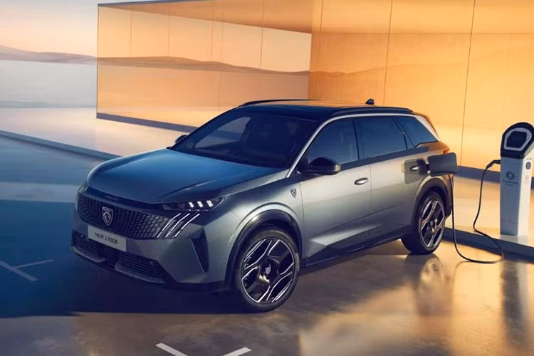 Khối động cơ cho tổng công suất 143 mã lực. Cấu hình này mang lại sự cân bằng giữa khả năng vận hành và hiệu suất nhiên liệu. Phải tới tháng 9 năm nay mẫu xe này mới đến tay khách hàng. Dự doán, 5008 2025 cũng sẽ sớm ra mắt thị trường Việt Nam.