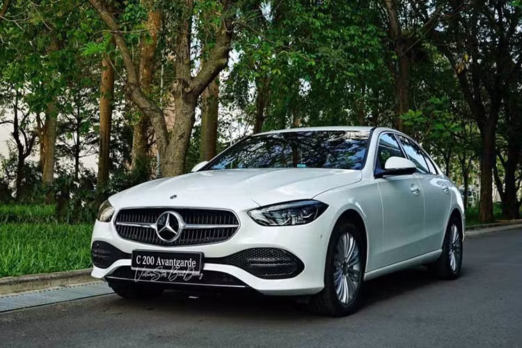 Mercedes-Benz và đại lý tích cực "dọn kho", đẩy hàng tồn. Hiện tại, dòng xe C-Class được giảm 100-200 triệu đồng, đưa giá thực tế xuống còn 1,599-2,099 tỷ đồng tuỳ phiên bản. Mẫu sedan cỡ trung giá 2,159-3,209 tỷ đồng giảm còn 2,09-2,95 tỷ đồng (tức giảm 69-259 triệu đồng).