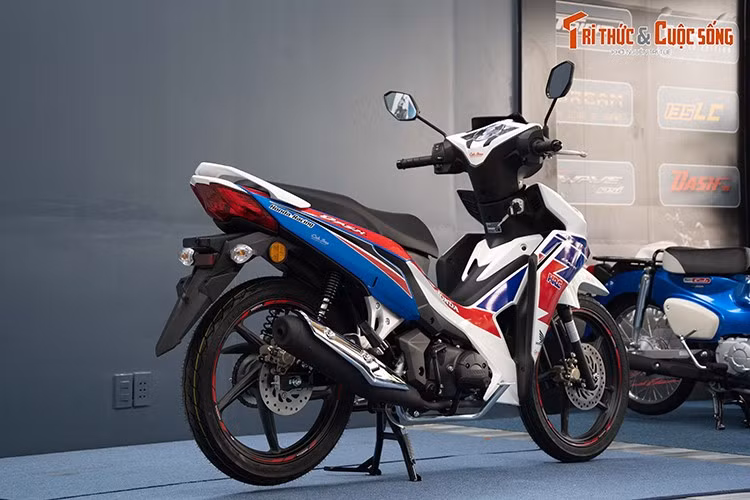 Sức mạnh này được truyền qua hộp số quay bốn cấp cùng bộ ly hợp ly tâm, mang lại cảm giác lái linh hoạt, phù hợp cả di chuyển hàng ngày lẫn khi tham gia các giải đua bán chuyên. Đặc biệt, động cơ đáp ứng tiêu chuẩn khí thải Euro 4, thân thiện với môi trường và tiết kiệm nhiên liệu.