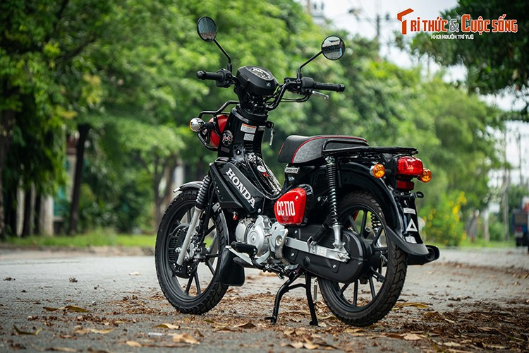 Honda Cross Cub CC110 Kumamon Edition là một phiên bản đặc biệt của dòng xe máy underbone nổi tiếng Cross Cub, được Honda thiết kế và phát triển dựa trên sự hợp tác với biểu tượng văn hóa Kumamon – linh vật gấu đen nổi tiếng của tỉnh Kumamoto, Nhật Bản.
