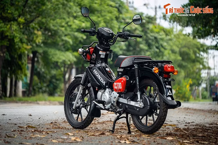 Honda Cross Cub CC110 Kumamon Edition là một phiên bản đặc biệt của dòng xe máy underbone nổi tiếng Cross Cub, được Honda thiết kế và phát triển dựa trên sự hợp tác với biểu tượng văn hóa Kumamon – linh vật gấu đen nổi tiếng của tỉnh Kumamoto, Nhật Bản.