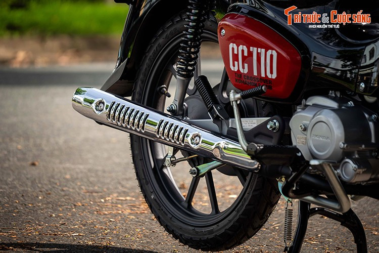 Xe sử dụng vành đúc đa chấu đi kèm với lốp đa dụng, giảm xóc trước ống lồng và phía sau là giảm xóc lò xo đôi. Ngoài ra Cross Cub CC 110 2025 còn được trang bị lốp không săm (tubeless), phù hợp cho cả đường phố và địa hình, tạo ổn định khi vận hành.