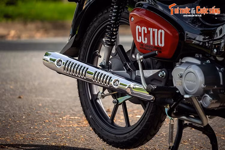 Xe sử dụng vành đúc đa chấu đi kèm với lốp đa dụng, giảm xóc trước ống lồng và phía sau là giảm xóc lò xo đôi. Ngoài ra Cross Cub CC 110 2025 còn được trang bị lốp không săm (tubeless), phù hợp cho cả đường phố và địa hình, tạo ổn định khi vận hành.