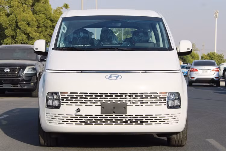 Tại thị trường Malysia, giá xe Hyundai Staria 2025 bản 7 chỗ Prestige dự kiến sẽ có giá thấp hơn mức 368,888 RM (2,3 tỷ đồng) của bản Premium cũ. Trong khi đó, các bản 10 chỗ dự kiến giữ mức giá tương tự: 183,888 RM (1,1 tỷ đồng) cho Lite; 200,888 RM (1,2 tỷ đồng) cho Plus và 215,888 RM (1,3 tỷ đồng) cho Max.