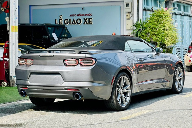 Chiếc xe thể thao Chevrolet Camaro RS Convertible mui trần này từng là quà sinh nhật của 1 đại gia dành tặng cho vợ, và cách đây hơn 2 năm, xe được chào bán với mức giá chỉ từ 2,55 tỷ đồng.