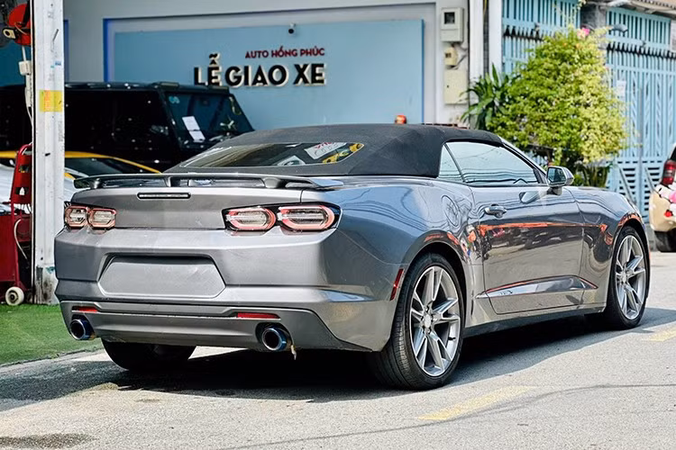 Chiếc xe thể thao Chevrolet Camaro RS Convertible mui trần này từng là quà sinh nhật của 1 đại gia dành tặng cho vợ, và cách đây hơn 2 năm, xe được chào bán với mức giá chỉ từ 2,55 tỷ đồng.