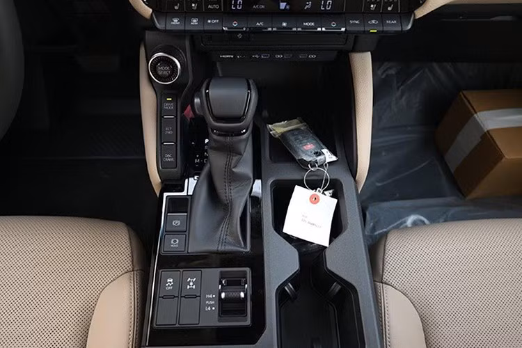 Toyota cho biết Land Cruiser Hybrid 48V không có bất kỳ thay đổi nào về khả năng vận hành, bao gồm khả năng lội nước sâu 700 mm. Với quá trình tăng tốc khi khởi hành và giảm tốc mượt mà hơn, người lái có thể kỳ vọng vào trải nghiệm vận hành êm ái, thoải mái hơn, kể cả khi di chuyển trên địa hình gồ ghề.