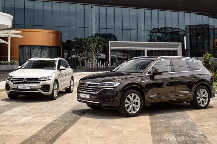 Ngoài ra, Volkswagen Việt Nam còn áp dụng ưu đãi 100% lệ phí trước bạ cho mẫu xe Tiguan (giá niêm yết 1,688 tỷ đồng). Khách mua xe tiết kiệm khoảng 169-202 triệu đồng khi đăng ký biển. Khoản tiền mua xe thực tế chưa đến 1,5 tỷ đồng.