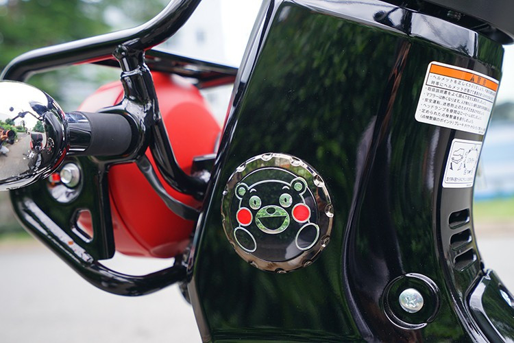 Đi kèm với đó là các chi tiết màu đỏ thuần ở xung quanh cụm đèn trước, hai bên ốp hông và cả một dải viền của yên xe hai màu. Ngoài ra, logo Kumamon cũng được đặt ở nhiều vị trí trên xe, bao gồm cả chìa khóa.