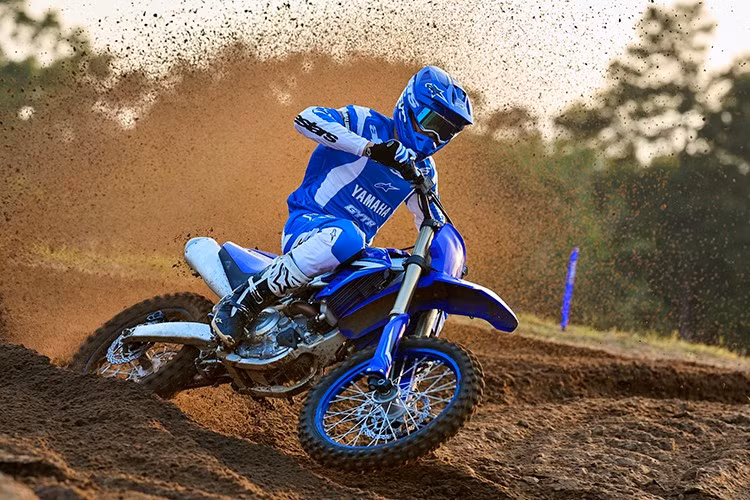 Một trong những điểm nhấn của YZ450F 2026 là hệ thống ly hợp thủy lực thế hệ mới, cho cảm giác kéo nhẹ và mượt hơn đáng kể. Hộp số 5 cấp với thiết kế trục tri-shaft cũng giúp giảm kích thước tổng thể, tăng độ ổn định khi chuyển số liên tục trong điều kiện đường khó.