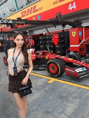 Trên Instagram ngày 4/11, Jinny Chotivichit chia sẻ vụ việc bị mất chiếc đồng hồ Richard Mille trị giá khoảng 306.000 USD xảy ra vào ngày 5/10, trong thời gian cô lưu trú tại Singapore.