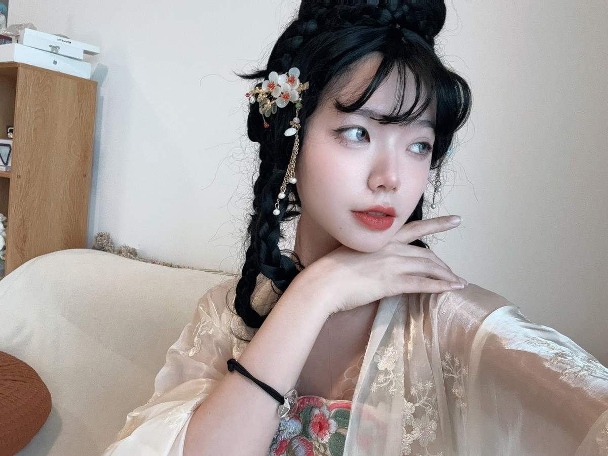 Tạm biệt hình ảnh cá tính, lầy lội, năng động quen thuộc mới đây nữ cosplayer Remind gây ấn tượng mạnh mẽ với vẻ ngoài nền nã, dịu dàng nhưng không kém phần quyến rũ và thanh lịch.