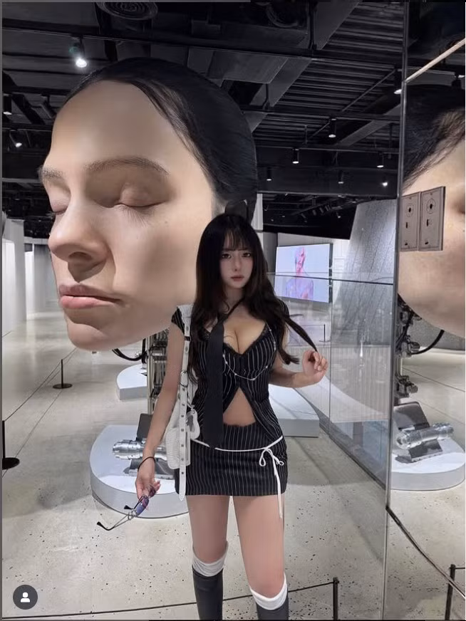 Những bức ảnh selfie cận mặt luôn làm nổi bật vẻ đẹp không tì vết này, dễ dàng khiến người xem liên tưởng đến hình ảnh của những "nàng thơ" bước ra từ truyện tranh.